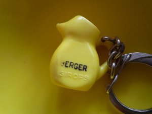 画像2: アンティーク　人気のBERGERのピッチャー型ミニチュアキーホルダー