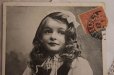 画像3: 1907年初頭 フランス 巻き毛と民族衣装がかわいい少女のポストカード (3)