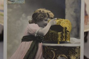 画像2: 1905年　フランスアンティーク　パンドラを開ける少女のポストカード