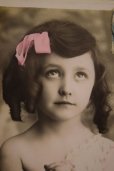 画像2: 1906年　フランスアンティーク　くりくりした瞳のかわいい少女のポストカード (2)