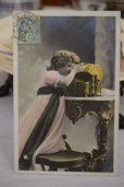 画像1: 1905年　フランスアンティーク　パンドラを開ける少女のポストカード (1)