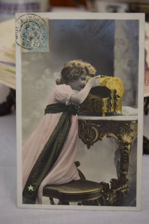画像1: 1905年　フランスアンティーク　パンドラを開ける少女のポストカード