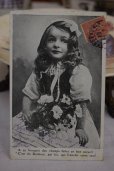 画像1: 1907年初頭 フランス 巻き毛と民族衣装がかわいい少女のポストカード (1)