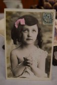 画像1: 1906年　フランスアンティーク　くりくりした瞳のかわいい少女のポストカード (1)