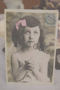 1906年　フランスアンティーク　くりくりした瞳のかわいい少女のポストカード