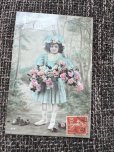 画像1: 1903年 フランス ブルードレスの少女と花束 ポストカード (1)