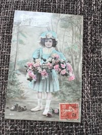 1903年 フランス ブルードレスの少女と花束 ポストカード