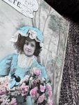 画像2: 1903年 フランス ブルードレスの少女と花束 ポストカード (2)