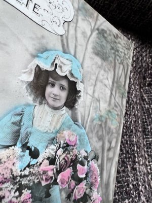 画像2: 1903年 フランス ブルードレスの少女と花束 ポストカード