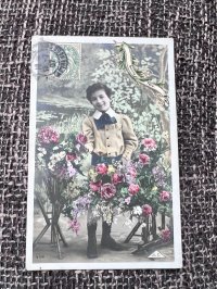 1907年 フランス バラの花と少年 ポストカード