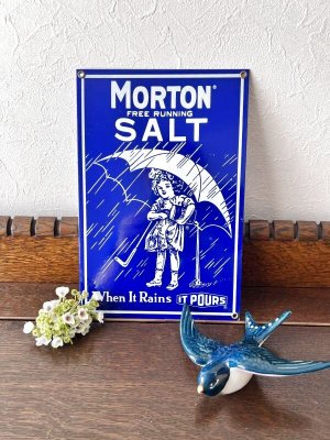 画像1: 傘を差した女の子　モートンソルトの看板