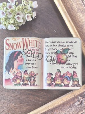 画像1: イギリス　白雪姫のブック型の缶