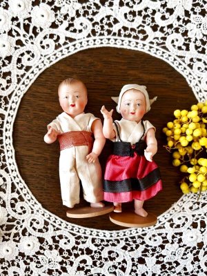 画像1: フランス セルロイド人形 民族衣装を着た男の子と女の子