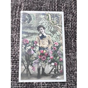 画像: 1907年 フランス バラの花と少年 ポストカード