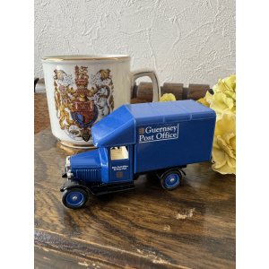 画像: イギリス   ガンジー島の郵便局バン